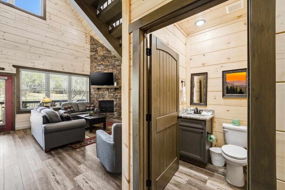 Creekside Splendor Cabin in Pigeon Forge