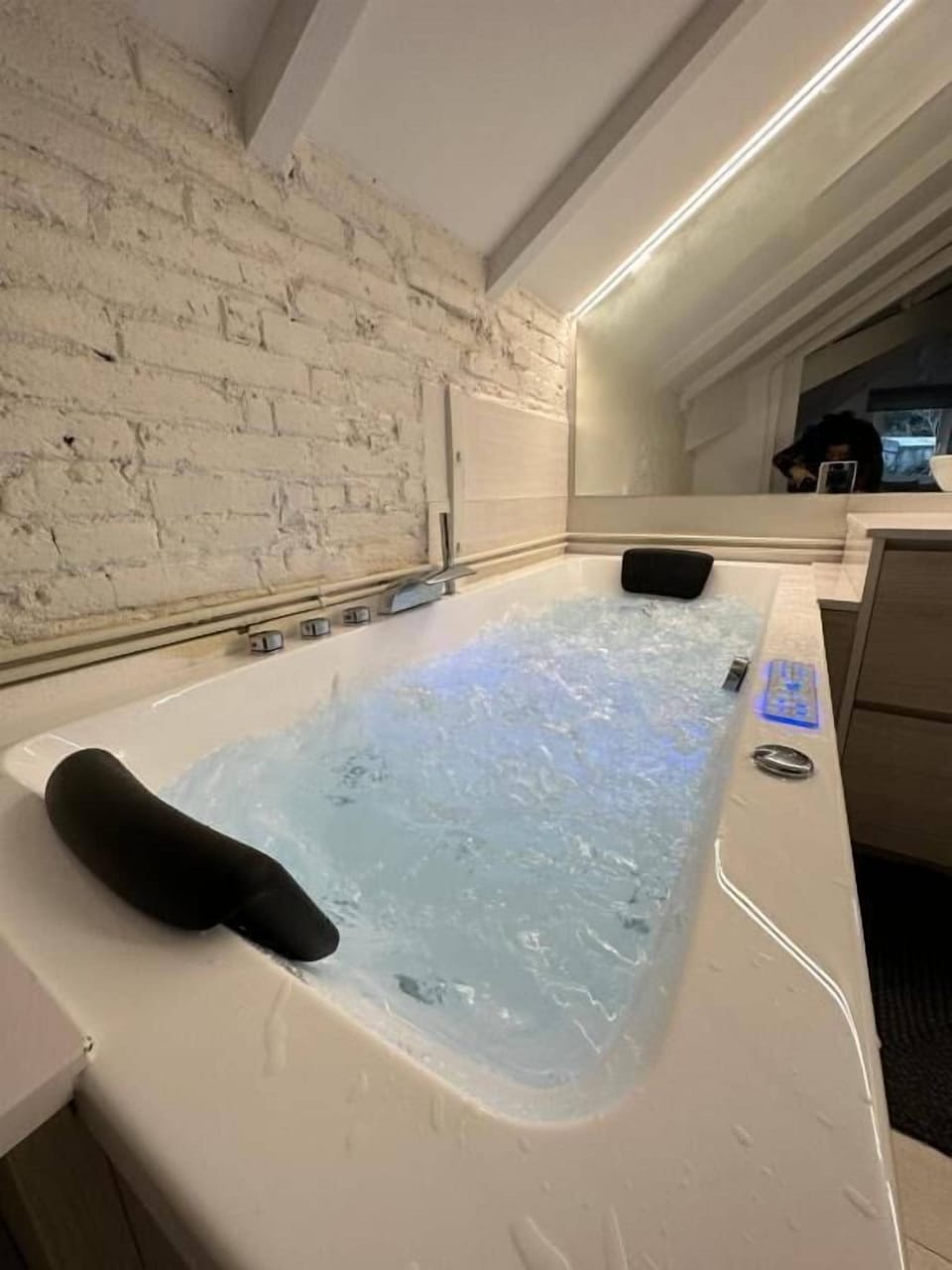 Family Studio Suite | Bathroom | Shower, hair dryer, heated floors, towels