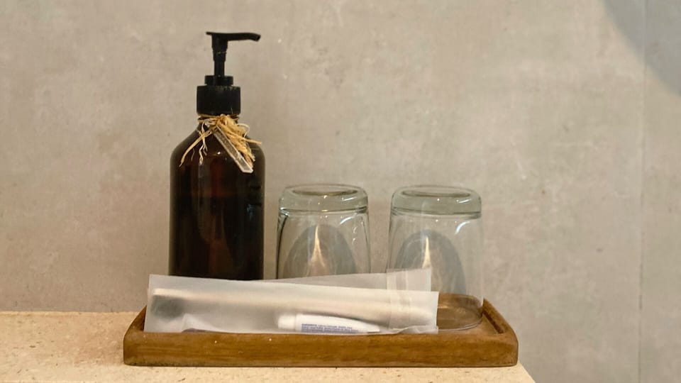 Shower, rainfall showerhead, free toiletries, slippers