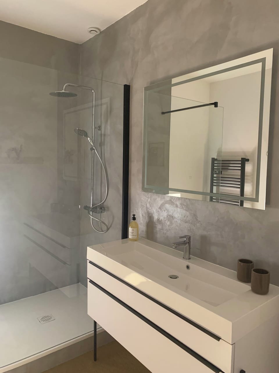 Luxury Room, 1 Queen Bed, Non Smoking, Garden View | Bathroom | Shower, hair dryer, towels, soap