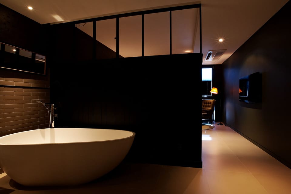 Standard Double Room | Bathroom | Separate tub and shower, free toiletries, hair dryer, bathrobes