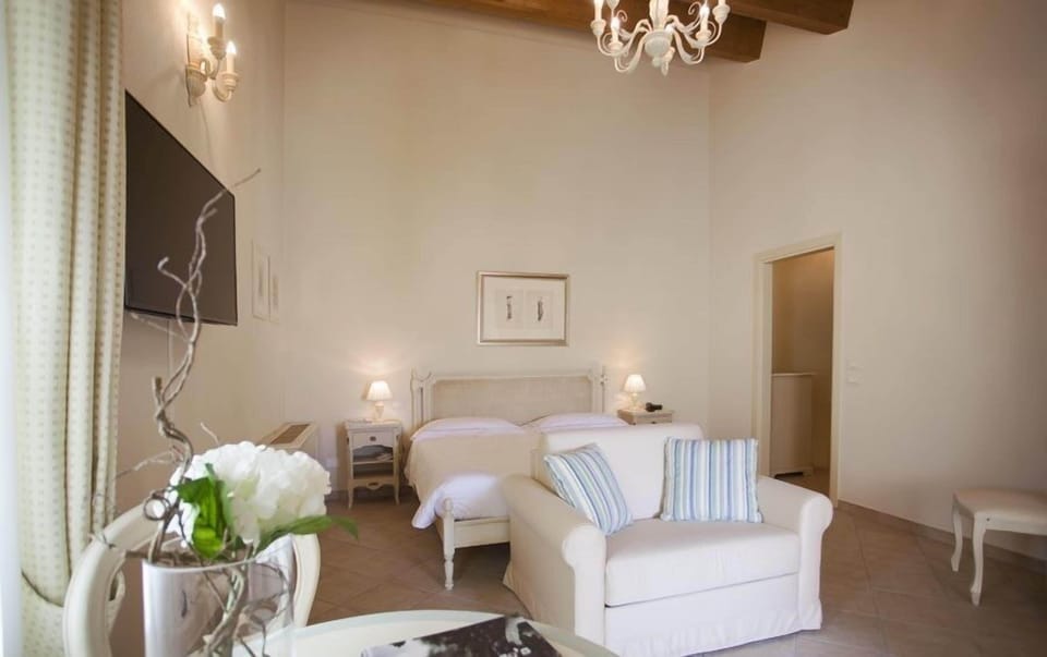 Junior Suite | Living area | 42-inch LED TV with satellite channels, TV