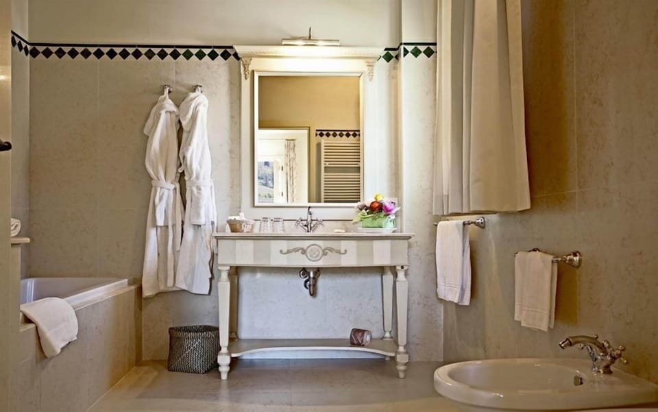 Junior Suite | Bathroom | Free toiletries, hair dryer, bathrobes, slippers