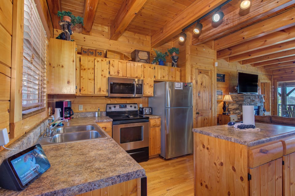 Cabin, Multiple Beds, Hot Tub, Mountain View | Private kitchen | Fridge, microwave, oven, stovetop