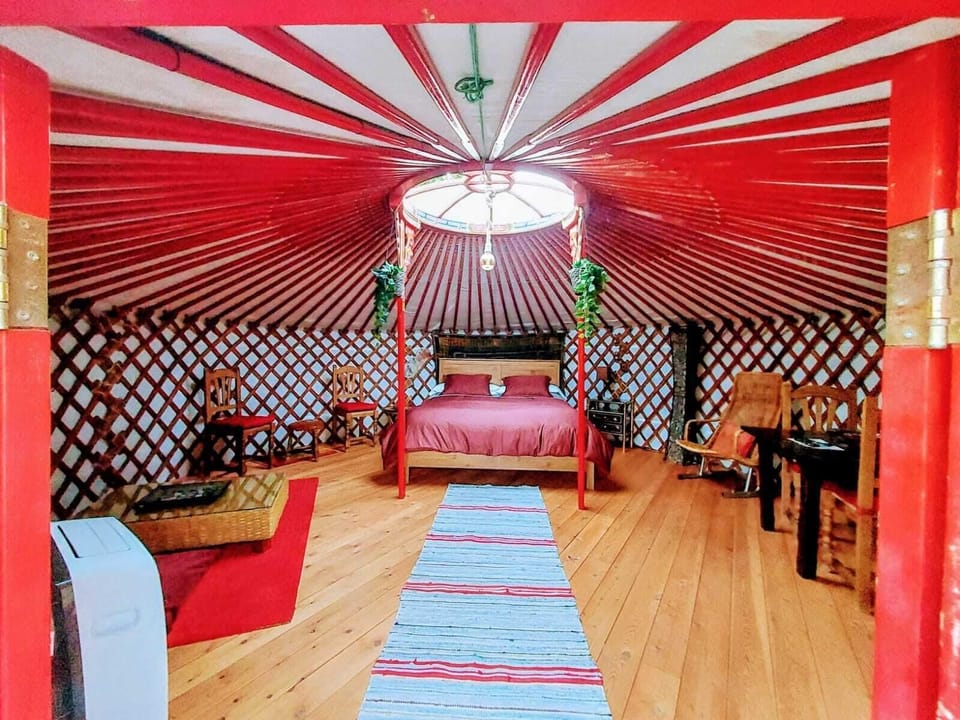 Exclusive Tent | WiFi (free), individually decorated, individually furnished, bed sheets