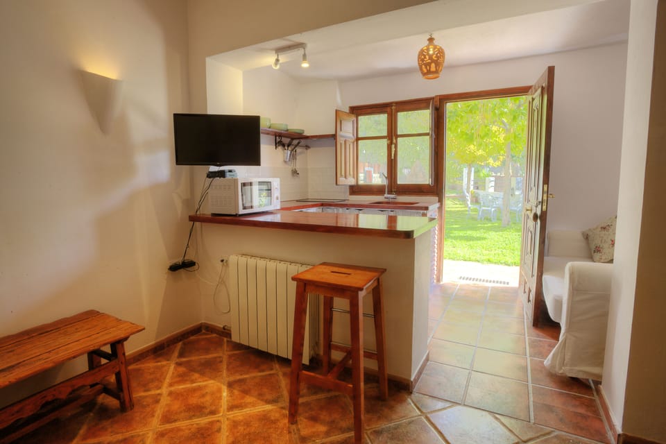 Signature Studio | WiFi (free), individually decorated, individually furnished, bed sheets