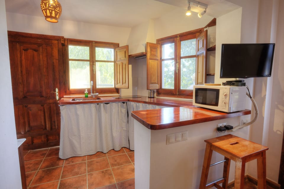 Junior Studio Suite | Private kitchen | Fridge, microwave, stovetop, electric kettle