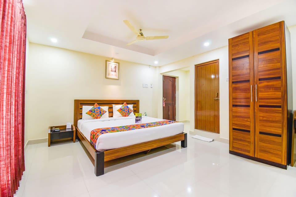 Deluxe Room | Egyptian cotton sheets, premium bedding, in-room safe, desk