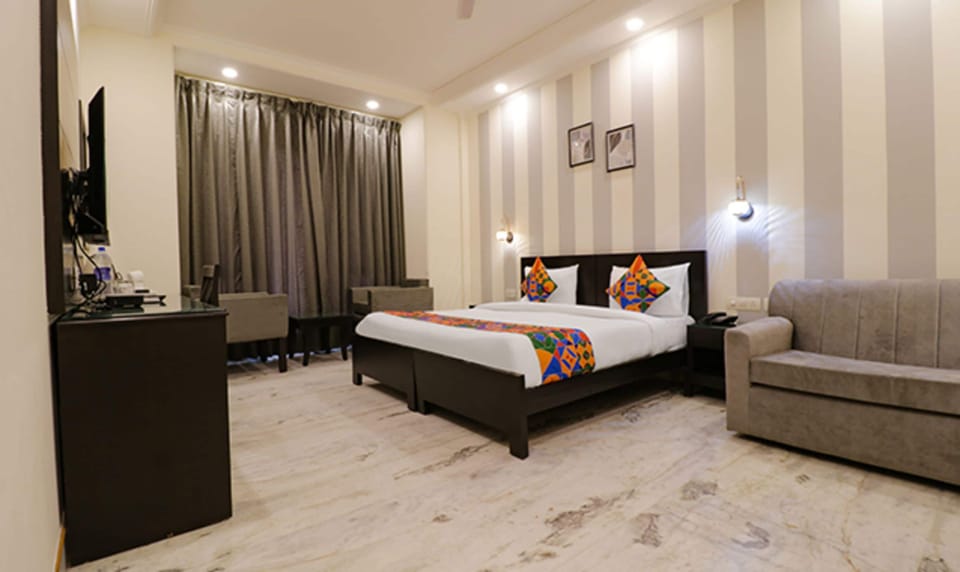 Egyptian cotton sheets, premium bedding, in-room safe, WiFi (free)