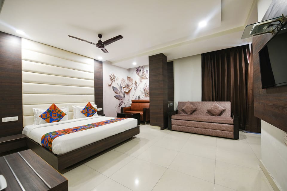 Luxury Suite | Egyptian cotton sheets, premium bedding, in-room safe, free WiFi