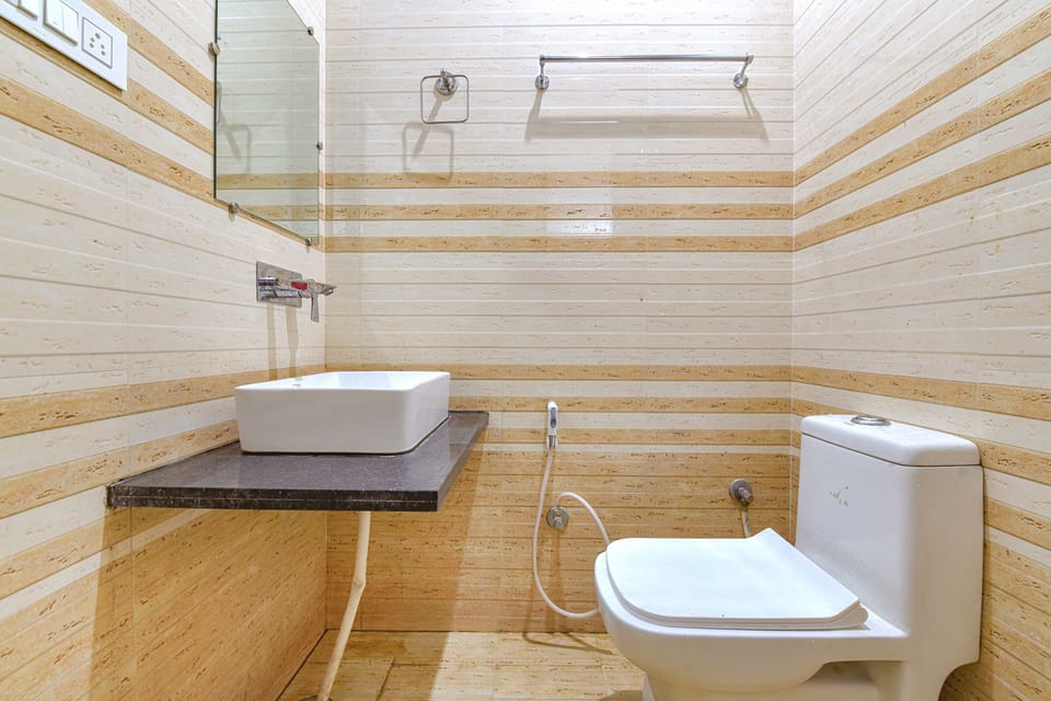 Shower, rainfall showerhead, free toiletries, towels