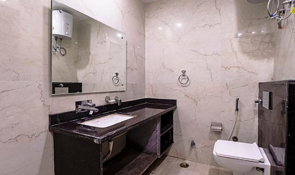 Shower, rainfall showerhead, free toiletries, towels