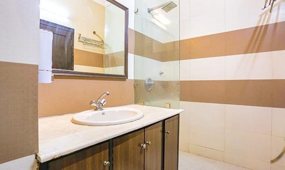 Shower, rainfall showerhead, free toiletries, towels