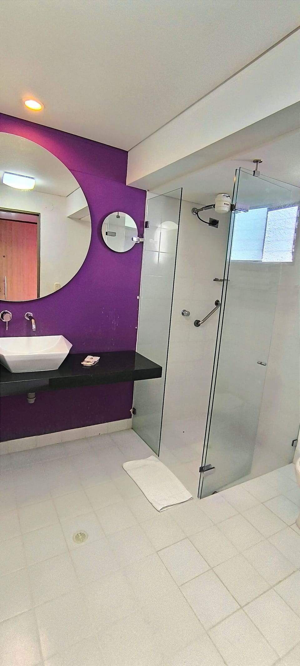 Classic Room, 1 Double Bed | Bathroom | Shower, rainfall showerhead, free toiletries, towels