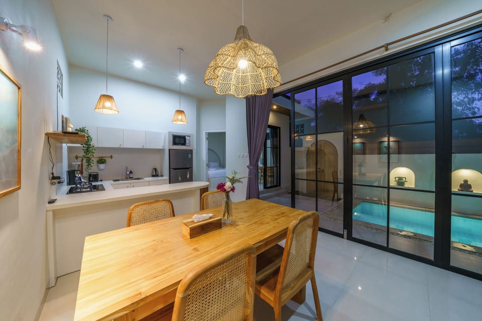 Deluxe Villa | Dining room