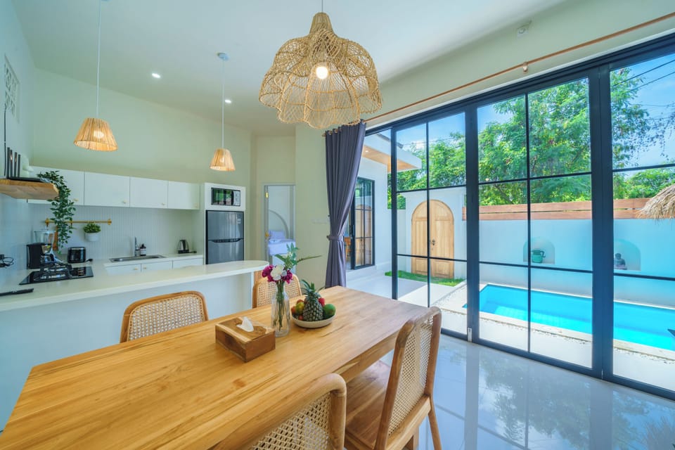 Deluxe Villa | Dining room