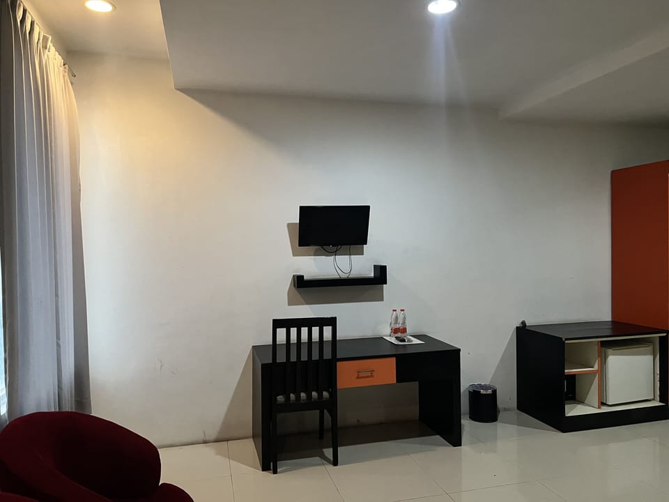 Standard Double Room | Desk, laptop workspace, bed sheets
