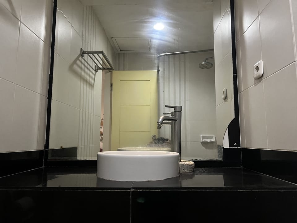 Standard Double Room | Bathroom | Shower, towels