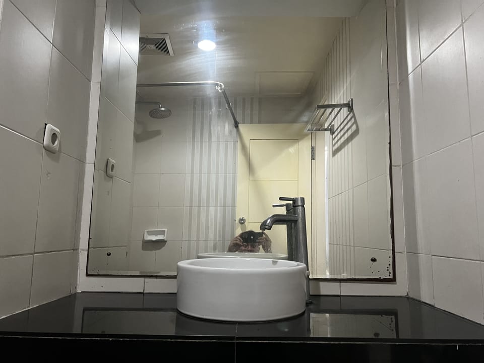 Deluxe Double Room | Bathroom | Shower, towels