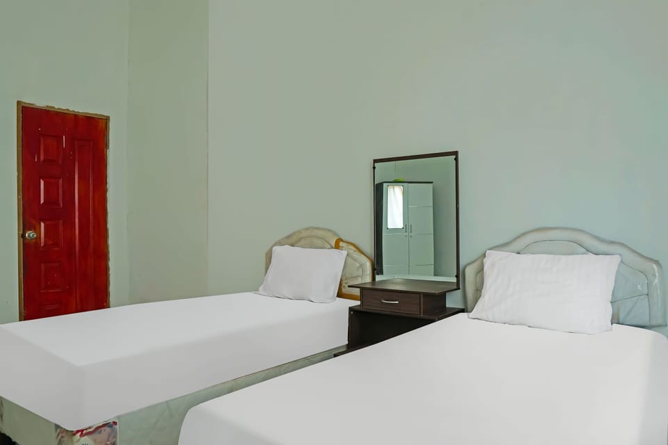 Twin Room | Desk, laptop workspace, WiFi (free), bed sheets