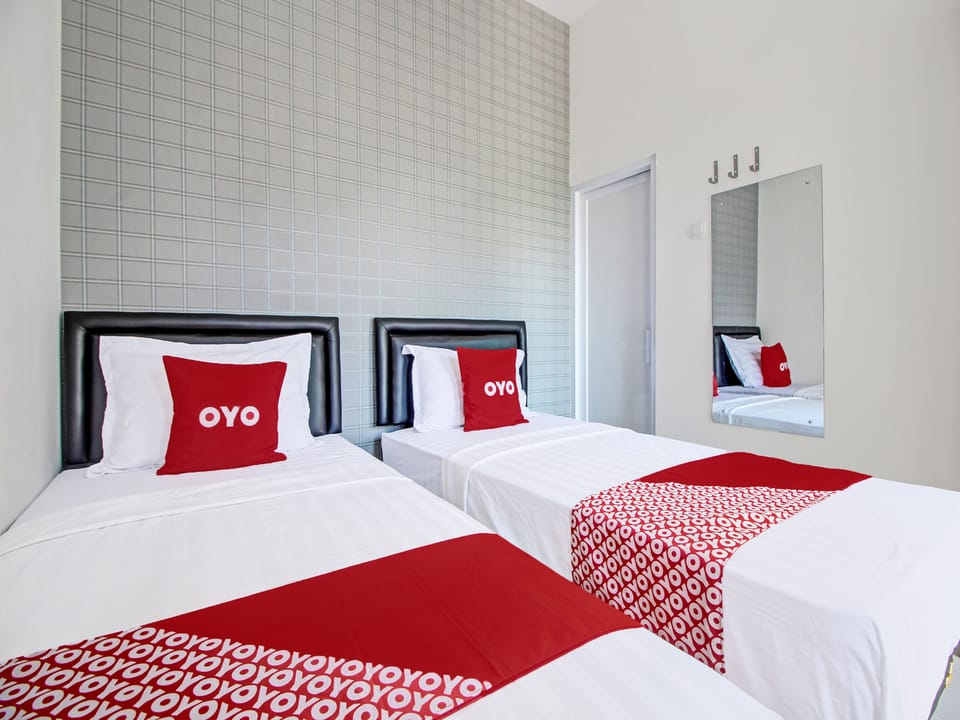 Deluxe Twin Room | Laptop workspace, free WiFi, bed sheets