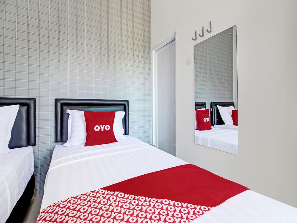 Deluxe Twin Room | Laptop workspace, free WiFi, bed sheets
