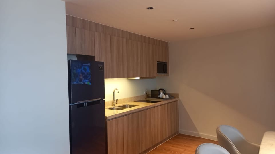 Economy Studio Suite | Living area | 32-inch flat-screen TV with cable channels, TV