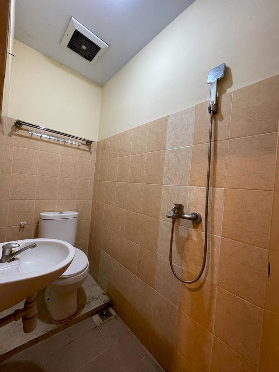 Standard Twin Room | Bathroom | Shower, towels