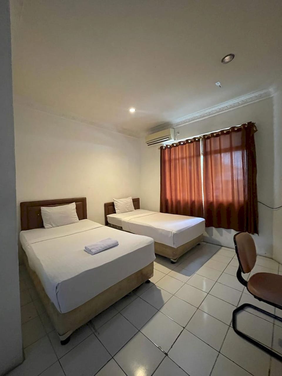 Standard Twin Room | Desk, laptop workspace, blackout drapes, WiFi (free)