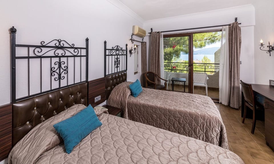Standard Twin Room | Minibar, desk, soundproofing, bed sheets