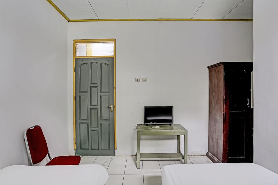 Twin Room | Laptop workspace, bed sheets