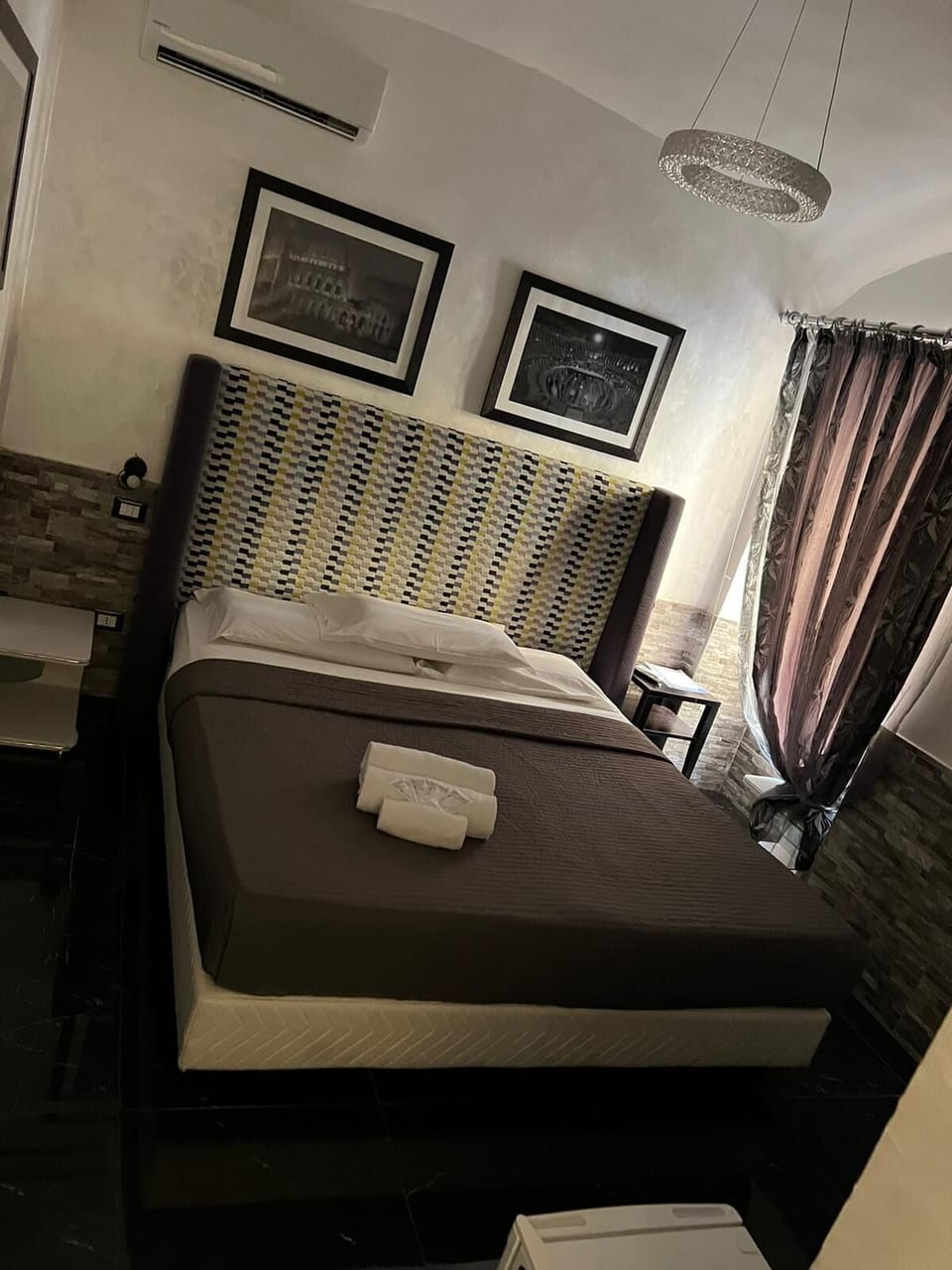 In-room safe, desk, free WiFi