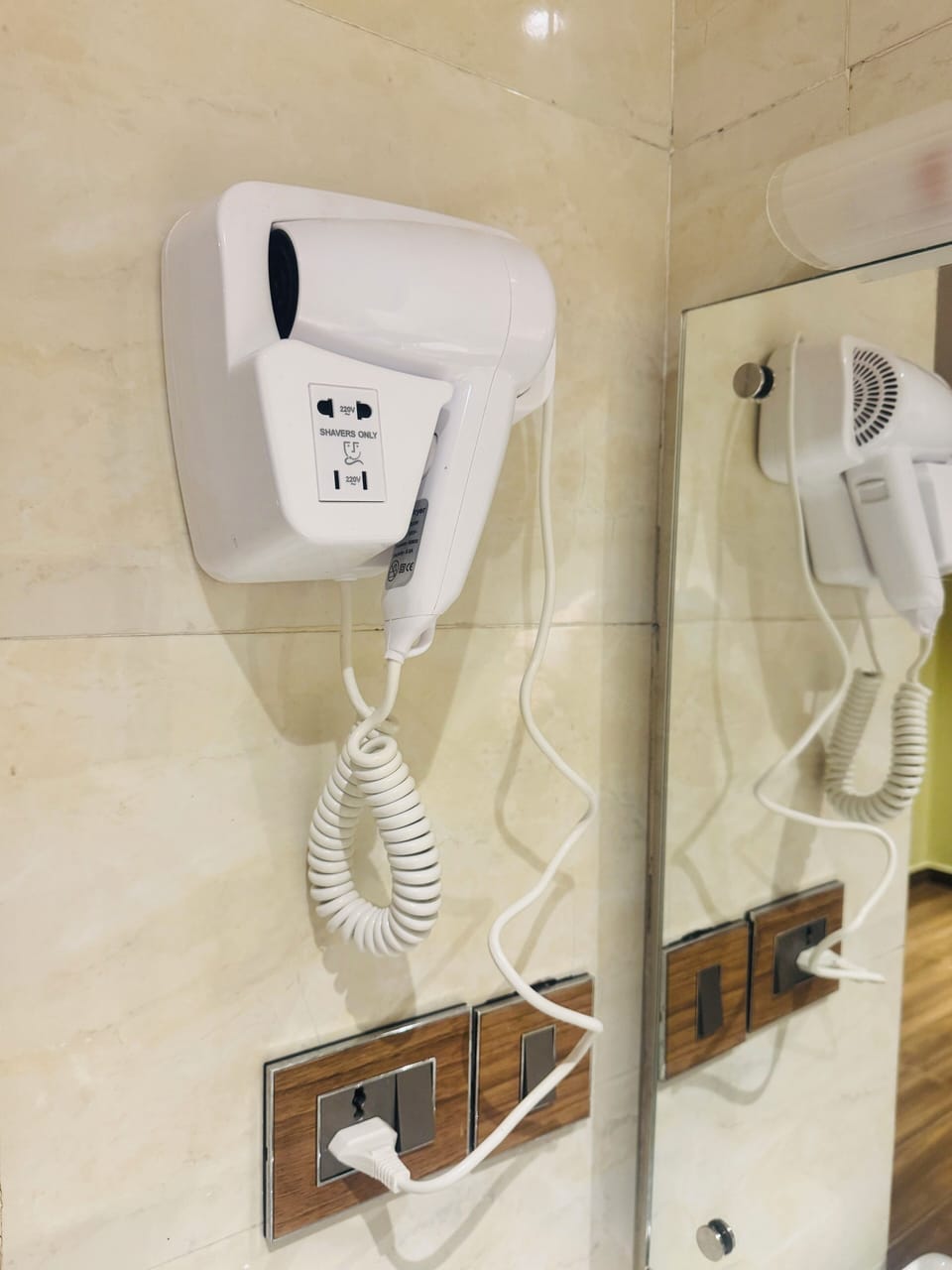 Rainfall showerhead, free toiletries, bathrobes, towels