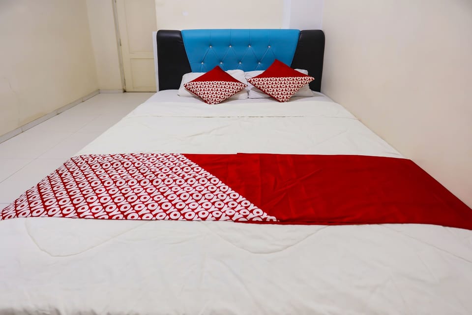 Deluxe Double Room | Desk, laptop workspace, bed sheets