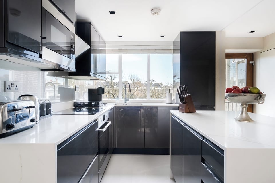 Family Apartment, 3 Bedrooms, Air conditioning | Private kitchen | Full-size fridge, microwave, oven, stovetop