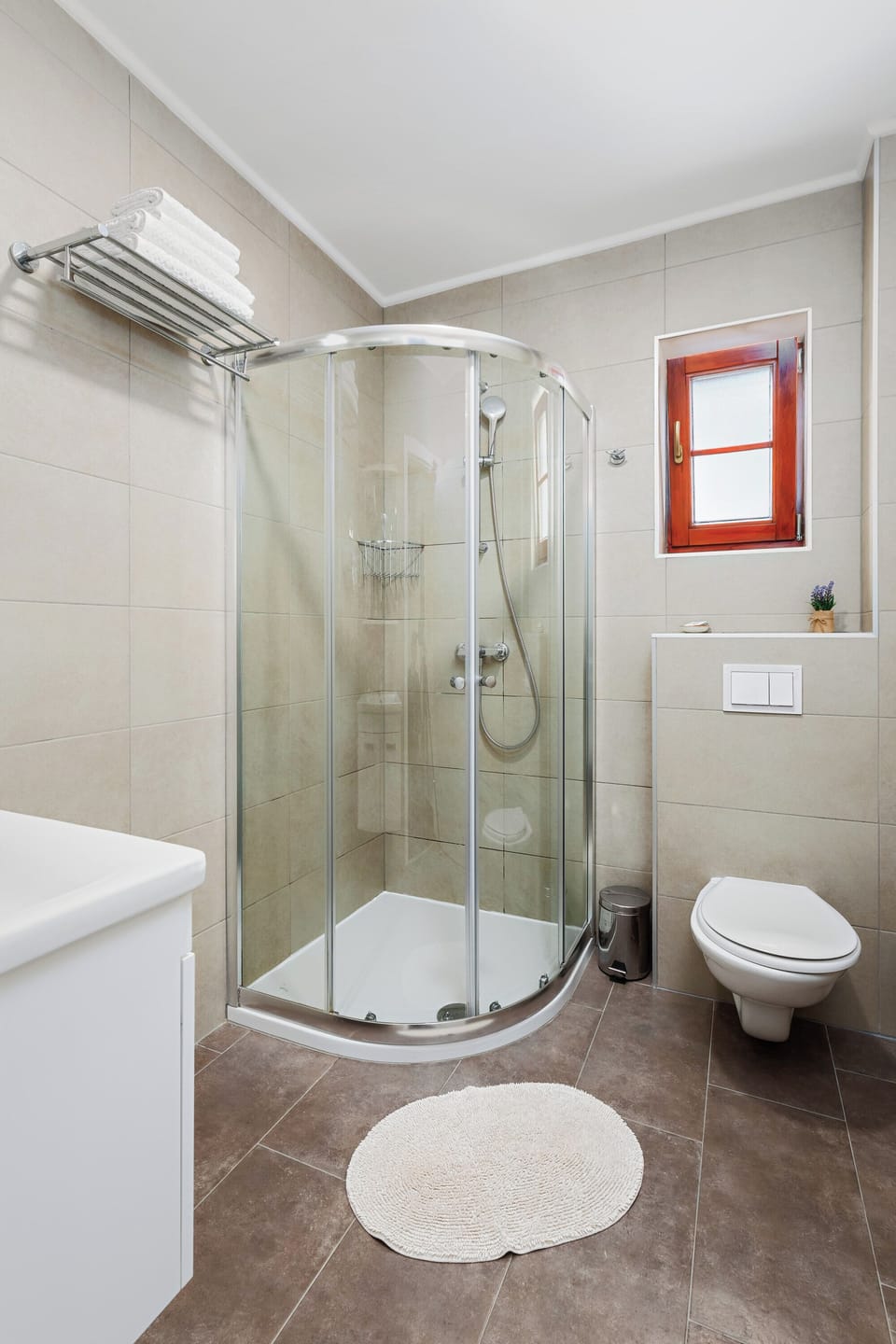 Comfort Double Room | Bathroom | Hair dryer, towels, soap, shampoo