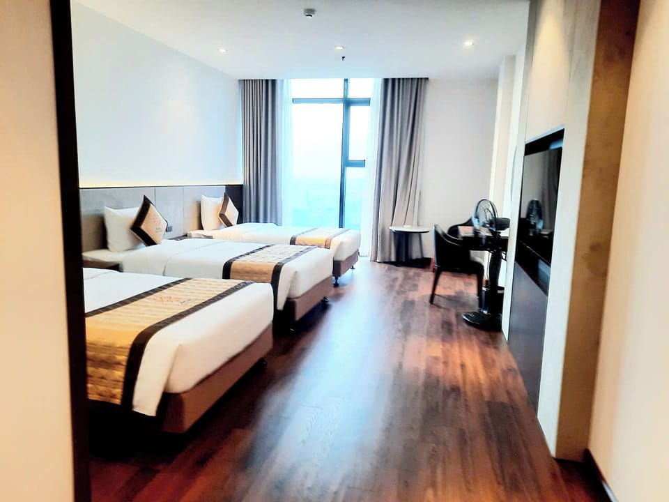 Grand Triple Room | In-room safe, free WiFi, bed sheets