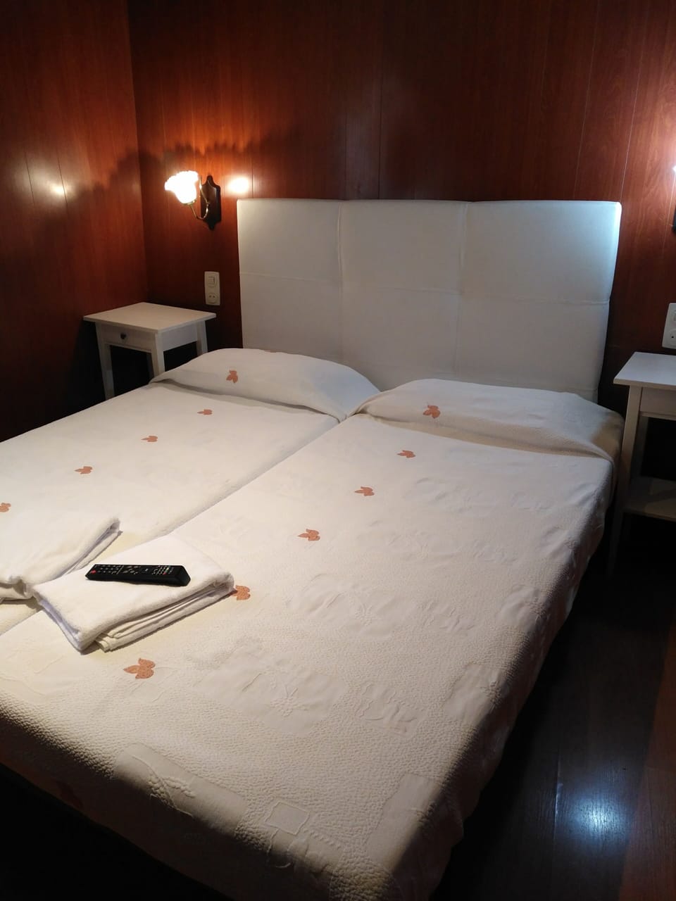 Basic Double Room | Travel crib, bed sheets