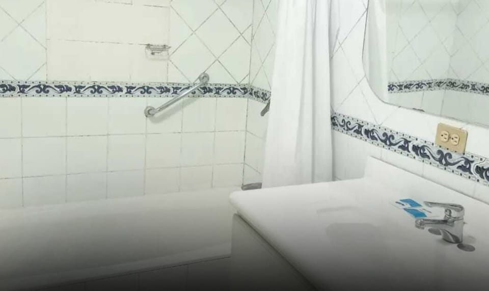Family Room | Bathroom | Shower, towels, soap, shampoo
