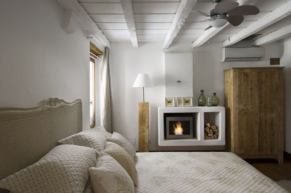 Double Room | In-room safe, desk, free cribs/infant beds, rollaway beds