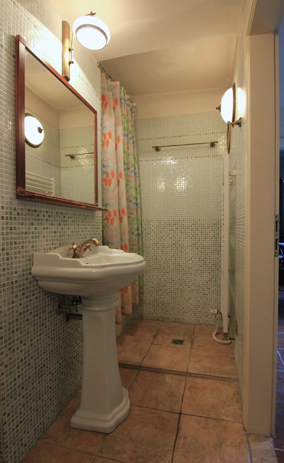 Apartment | Bathroom | Shower, hair dryer, towels