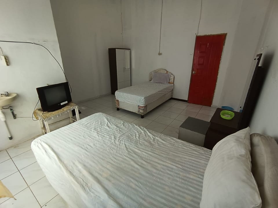 Twin Room | Laptop workspace, bed sheets