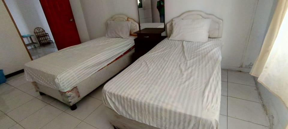 Twin Room | Laptop workspace, bed sheets