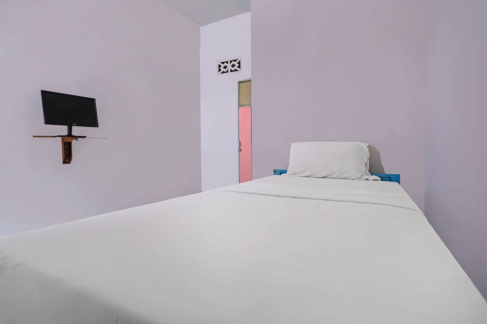 Basic Single Room | Desk, laptop workspace, bed sheets