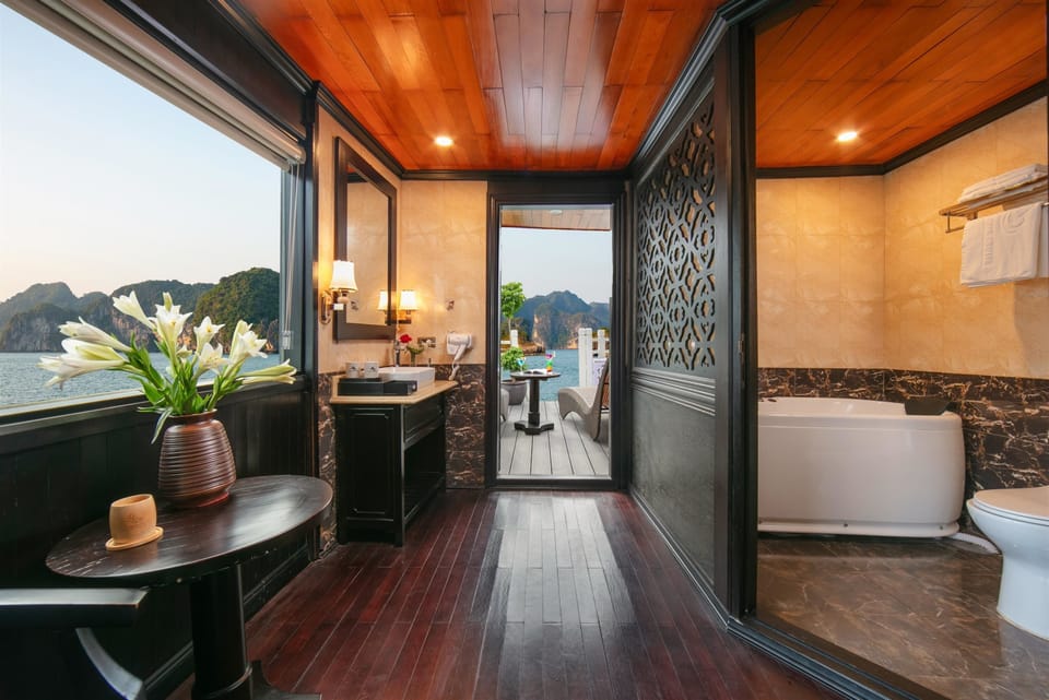 Presidential Suite | Bathroom | Shower, rainfall showerhead, free toiletries, hair dryer