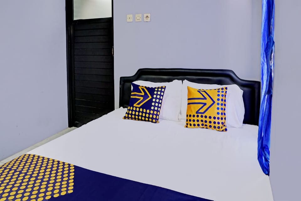 Basic Double Room | Laptop workspace, free WiFi, bed sheets
