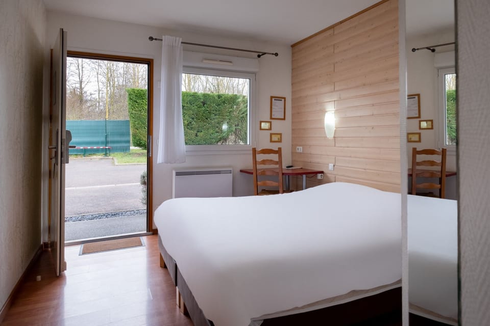 Comfort Room | Desk, soundproofing, WiFi (free), bed sheets