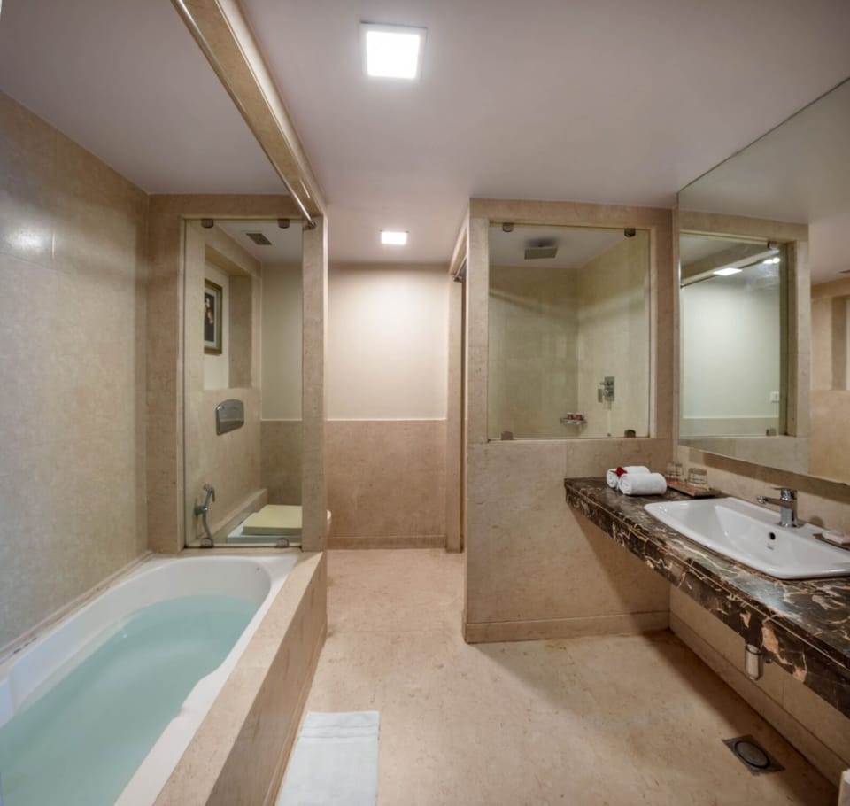Shower, rainfall showerhead, free toiletries, towels