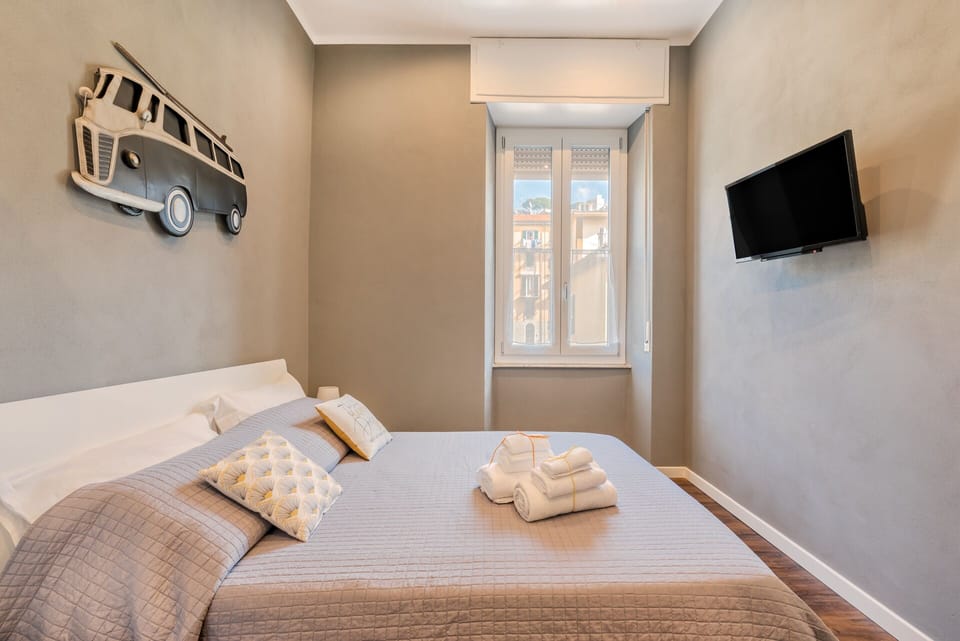 Hypo-allergenic bedding, minibar, desk, laptop workspace