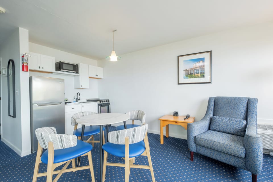Lodge 2 Queen River/Street Apt | Private kitchenette